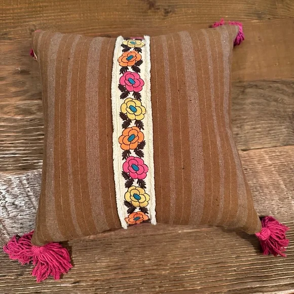 Natural Life Boho Floral Embroidered Throw Pillow Multicolor Square Cushion - Picture 1 of 4